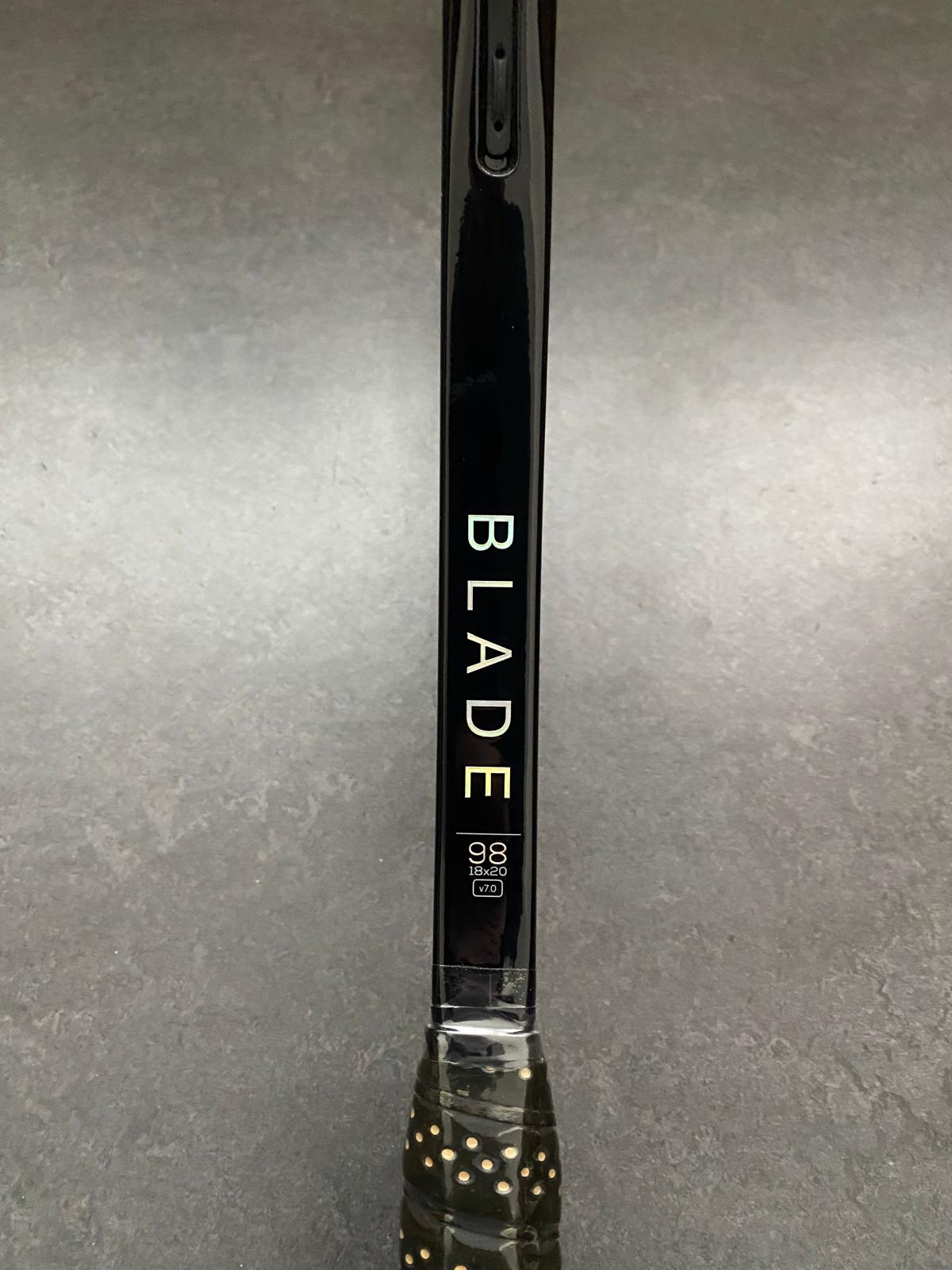 Raquete de Tênis Wilson Blade V8 98 (18X20) 305 grs - LANÇAMENTO Blade Raquete de Tênis Wilson Blade V8 98 (18X20) 305 grs - LANÇAMENTO Blade