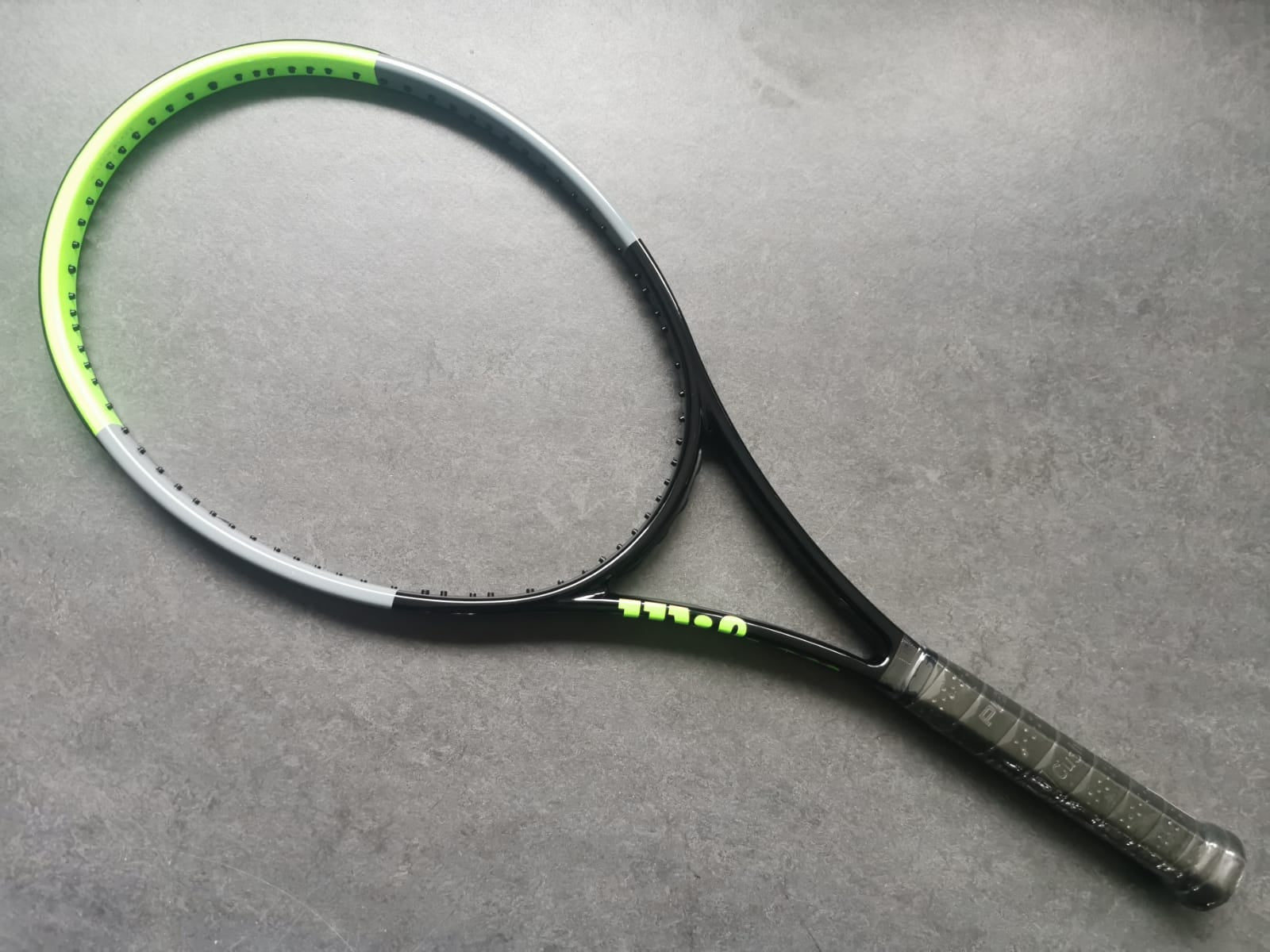 Wilson H22 Blade 98 Countervail (18x20)