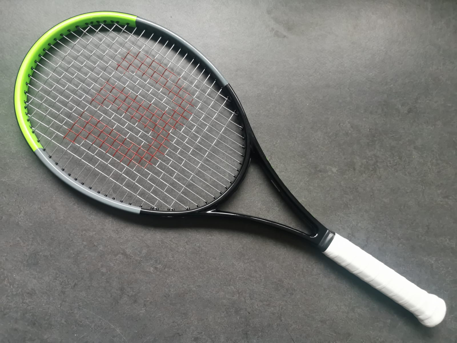 Wilson H22 Blade 98 Countervail  (18x20)